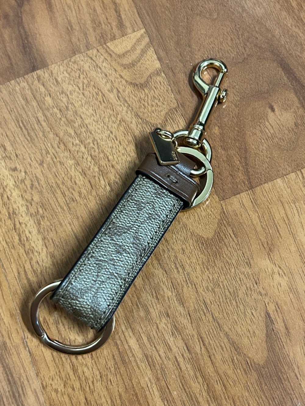 NWOT Coach Trigger Snap Bag Charm
In Signature Canvas - Picture 7 of 7